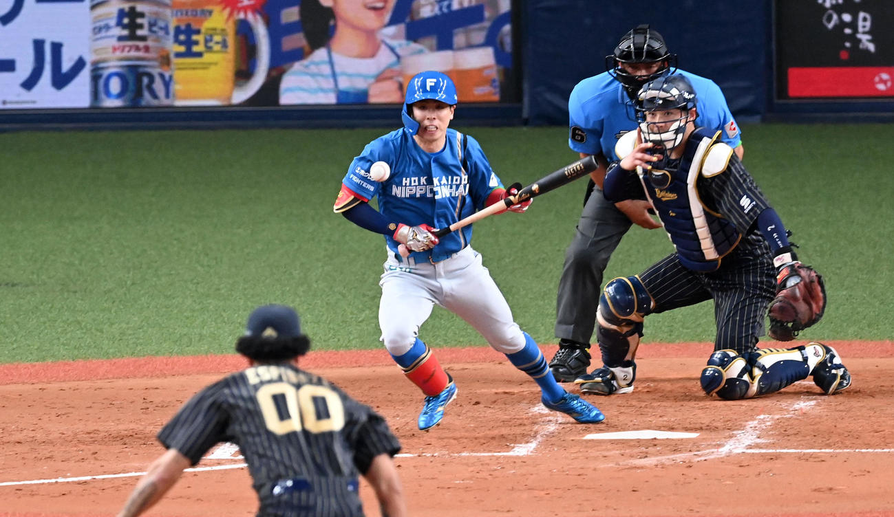 オリックス対日本ハム　5回表日本ハム1死一、三塁、五十幡のバントをエスピノーザが本塁へ送球するも野選となる（撮影・前岡正明）
