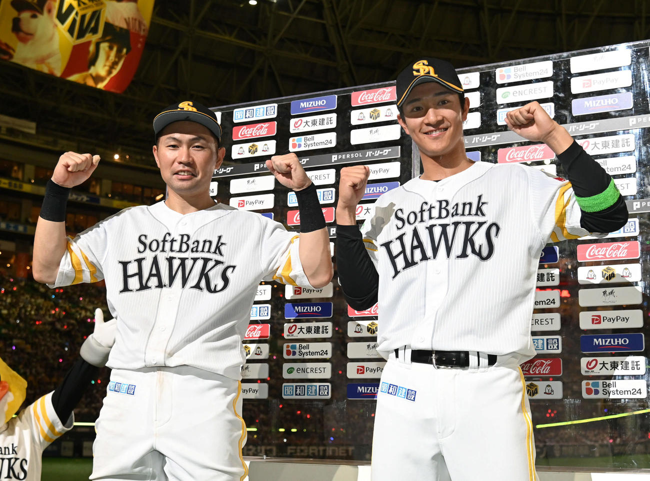 ソフトバンク対楽天　お立ち台でガッツポーズする中村晃（左）と柳町（右）（撮影・林敢治）