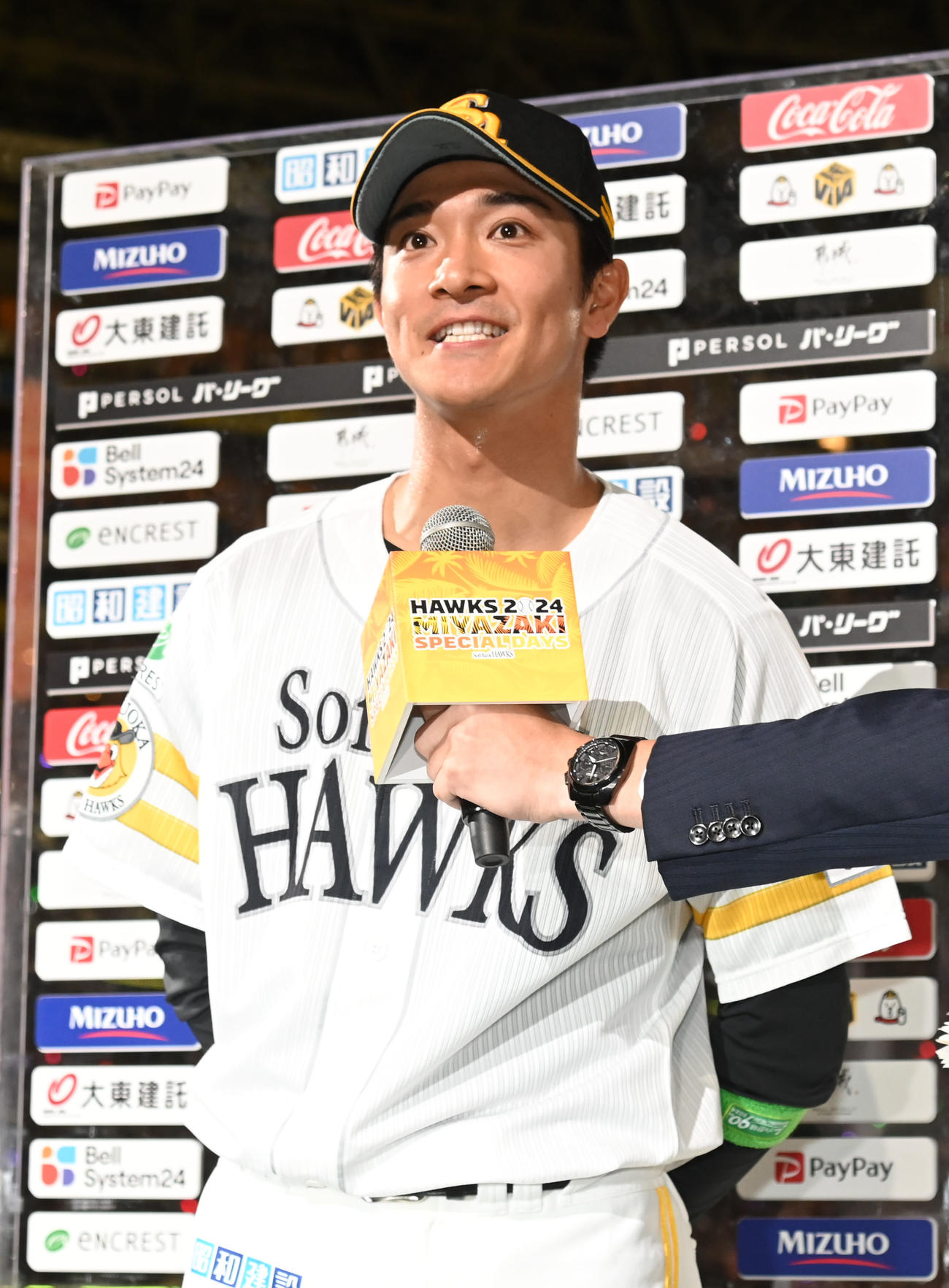 ソフトバンク対楽天　ヒーローインタビューに応じる柳町（撮影・林敢治）