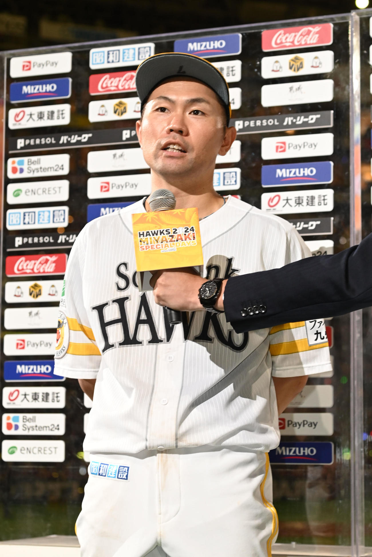 ソフトバンク対楽天　ヒーローインタビューに応じる中村晃（撮影・林敢治）