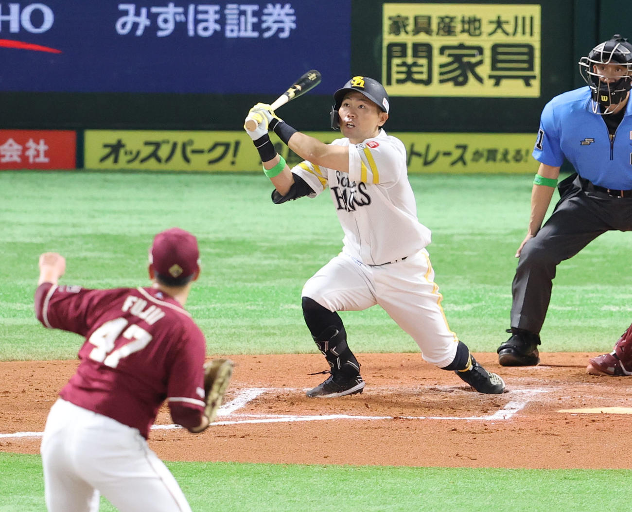 ソフトバンク対楽天　6回裏ソフトバンク2死一、二塁、中村晃は右前に適時打を放つ（撮影・梅根麻紀）