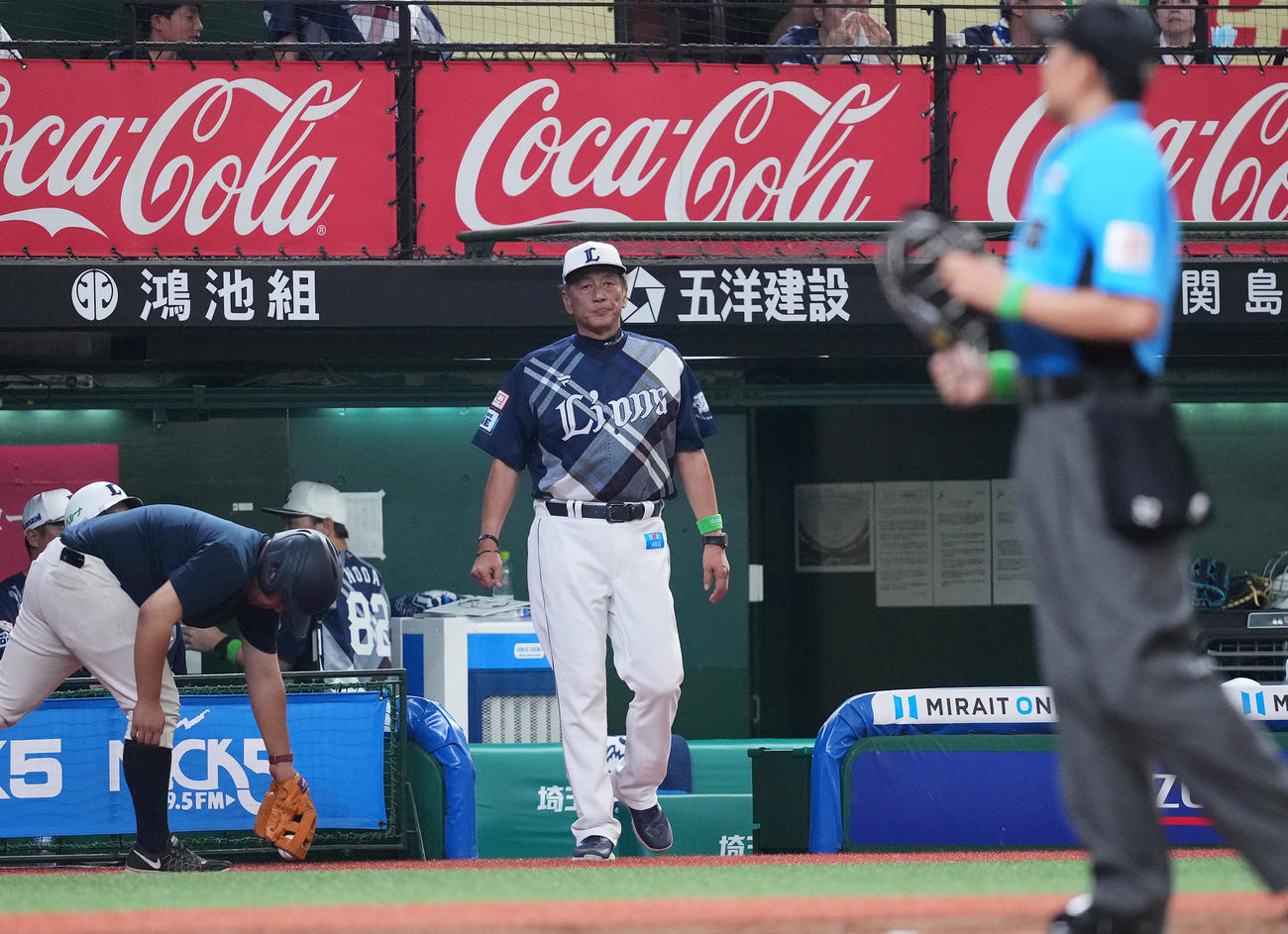 西武対ロッテ　5回途中、交代を告げるため、フィールドに入る西武渡辺GM兼監督代行（撮影・菅敏）