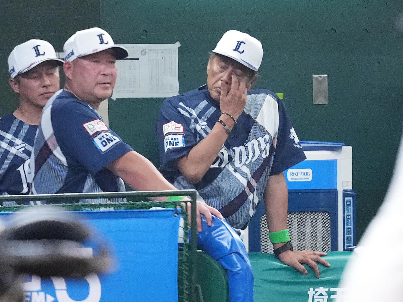 西武対ロッテ　ベンチで浮かない表情を見せる西武渡辺GM兼監督代行（右）（撮影・菅敏）