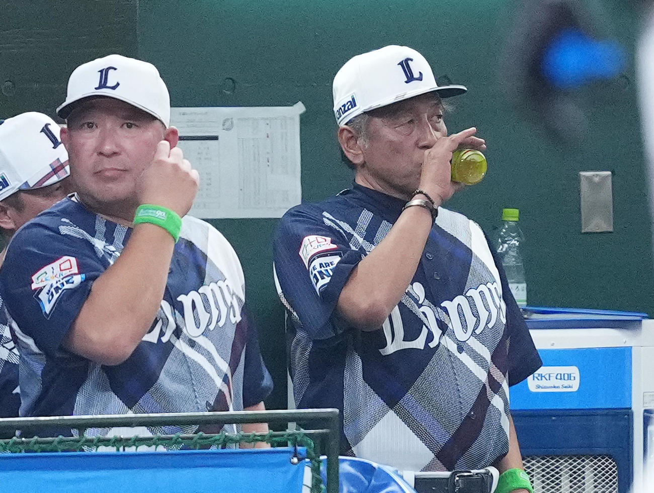 西武対ロッテ　ベンチで水分を補給する西武渡辺GM兼監督代行（右）（撮影・菅敏）