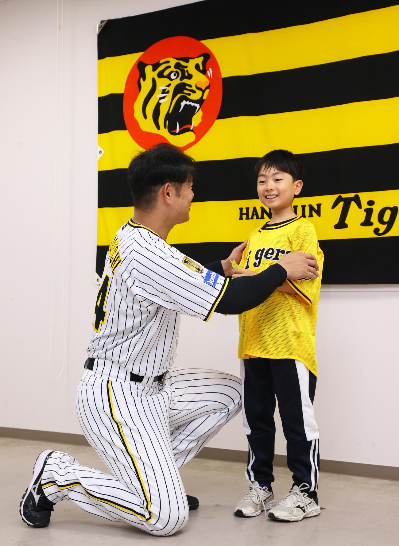 サプライズで登場した阪神原口文仁（左）に笑顔を見せる大場帆貴くん（撮影・上山淳一）