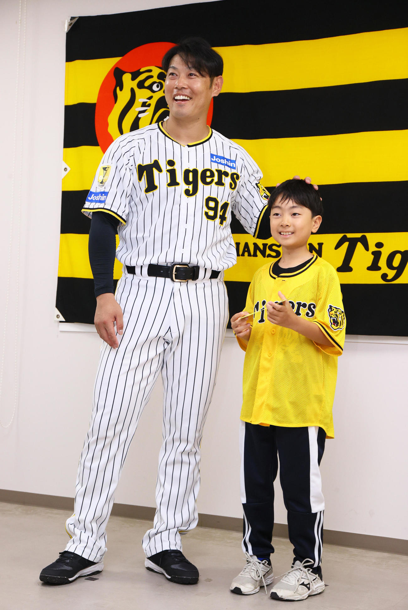 阪神原口文仁（左）との対面に笑顔を見せる大場帆貴くん（撮影・上山淳一）