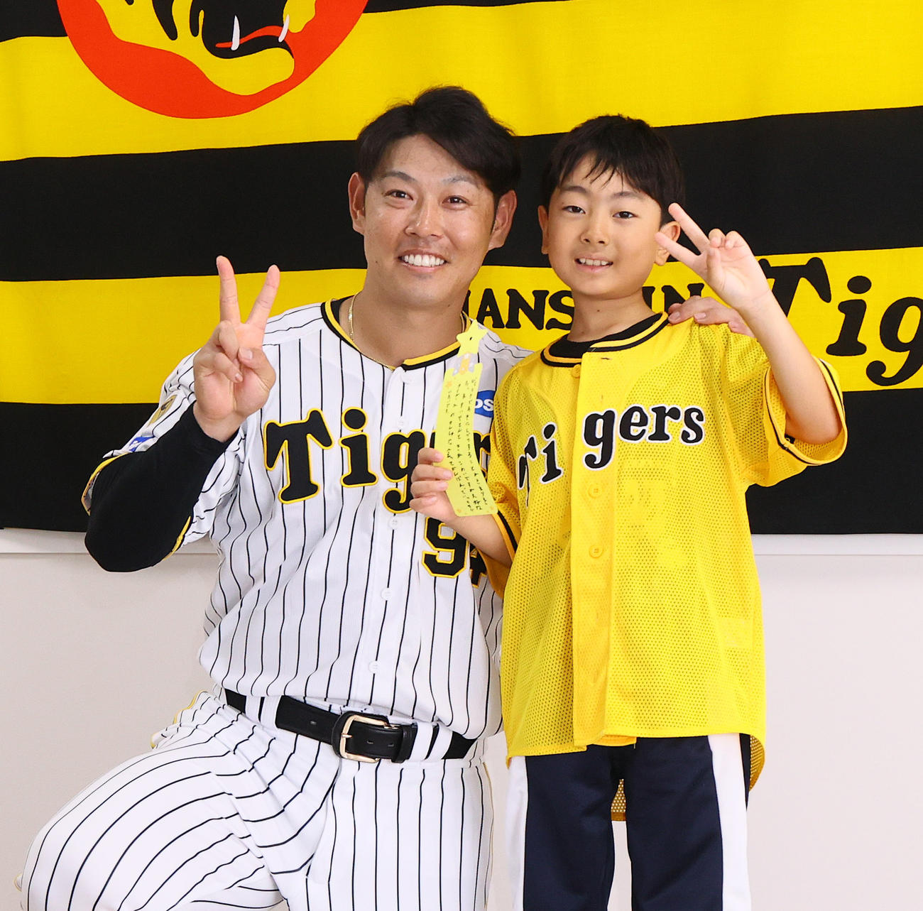 阪神原口と笑顔で写真に納まる大場帆貴くん（撮影・上山淳一）