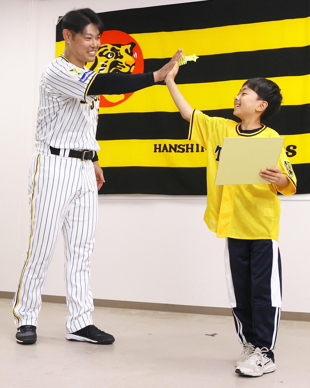 阪神原口とハイタッチする大場帆貴さん（撮影・上山淳一）