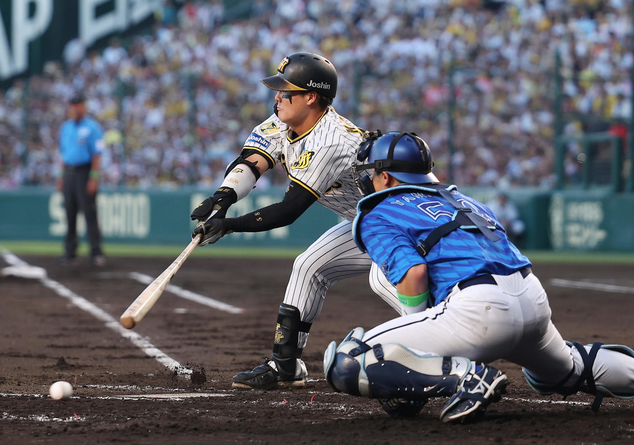 阪神対DeNA 1回裏阪神2死満塁、空振り三振に倒れる前川（撮影・前田充）