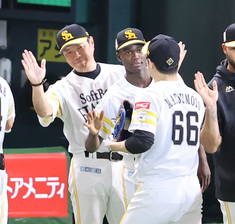 ソフトバンク対楽天　9回に登板しきっちり抑えた松本を出迎える小久保監督（撮影・梅根麻紀）