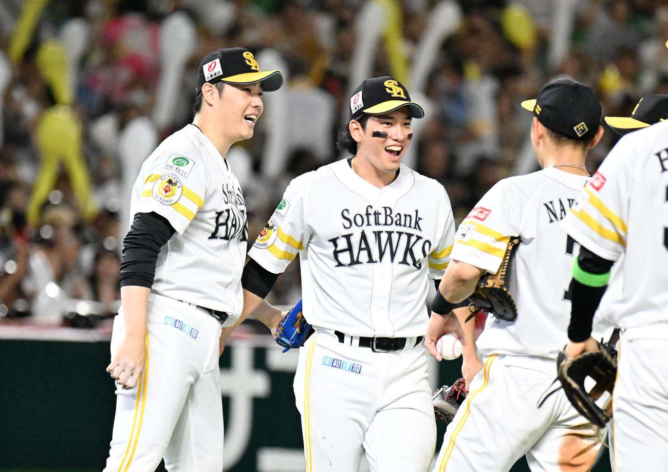 ソフトバンク対楽天　勝利を収め笑顔の松本裕（撮影・林敢治）