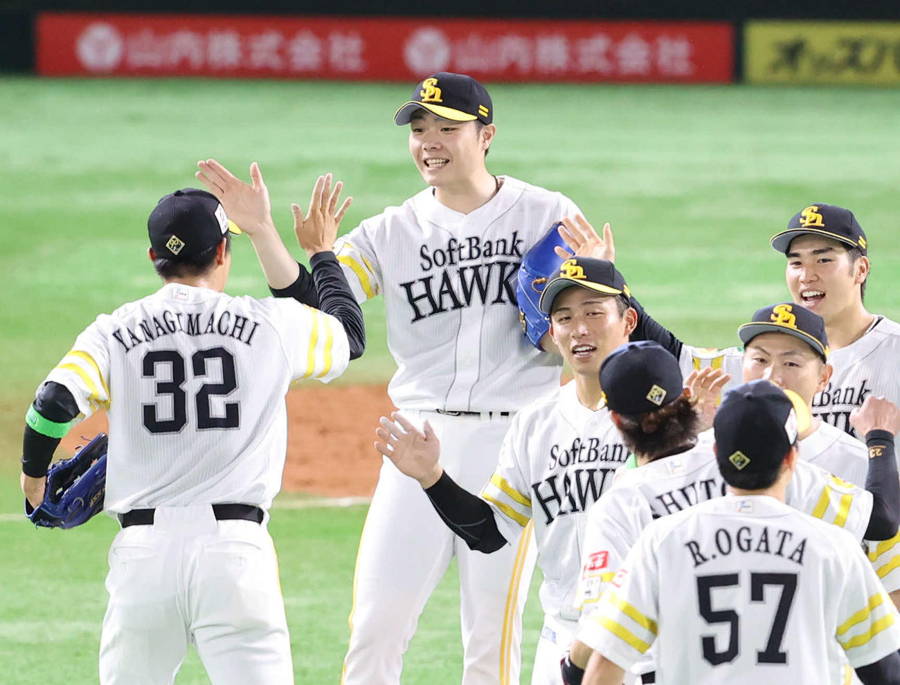 ソフトバンク対楽天　9回に登板し2セーブ目を挙げた松本は笑顔で打のヒーロー柳町とタッチをかわす（撮影・梅根麻紀）