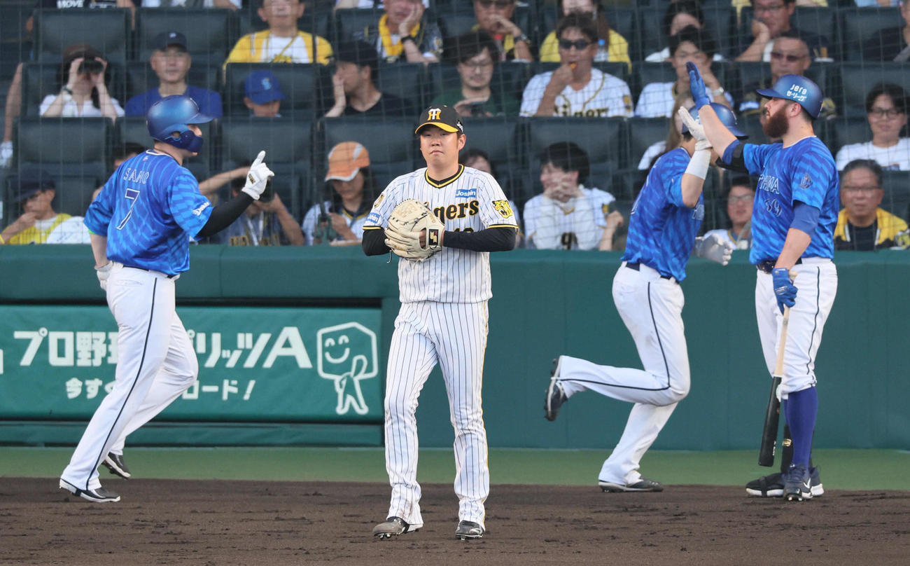 阪神対DeNA 2回表DeNA無死二、三塁、西勇は京田に右翼へ2点適時打を（撮影・宮崎幸一）