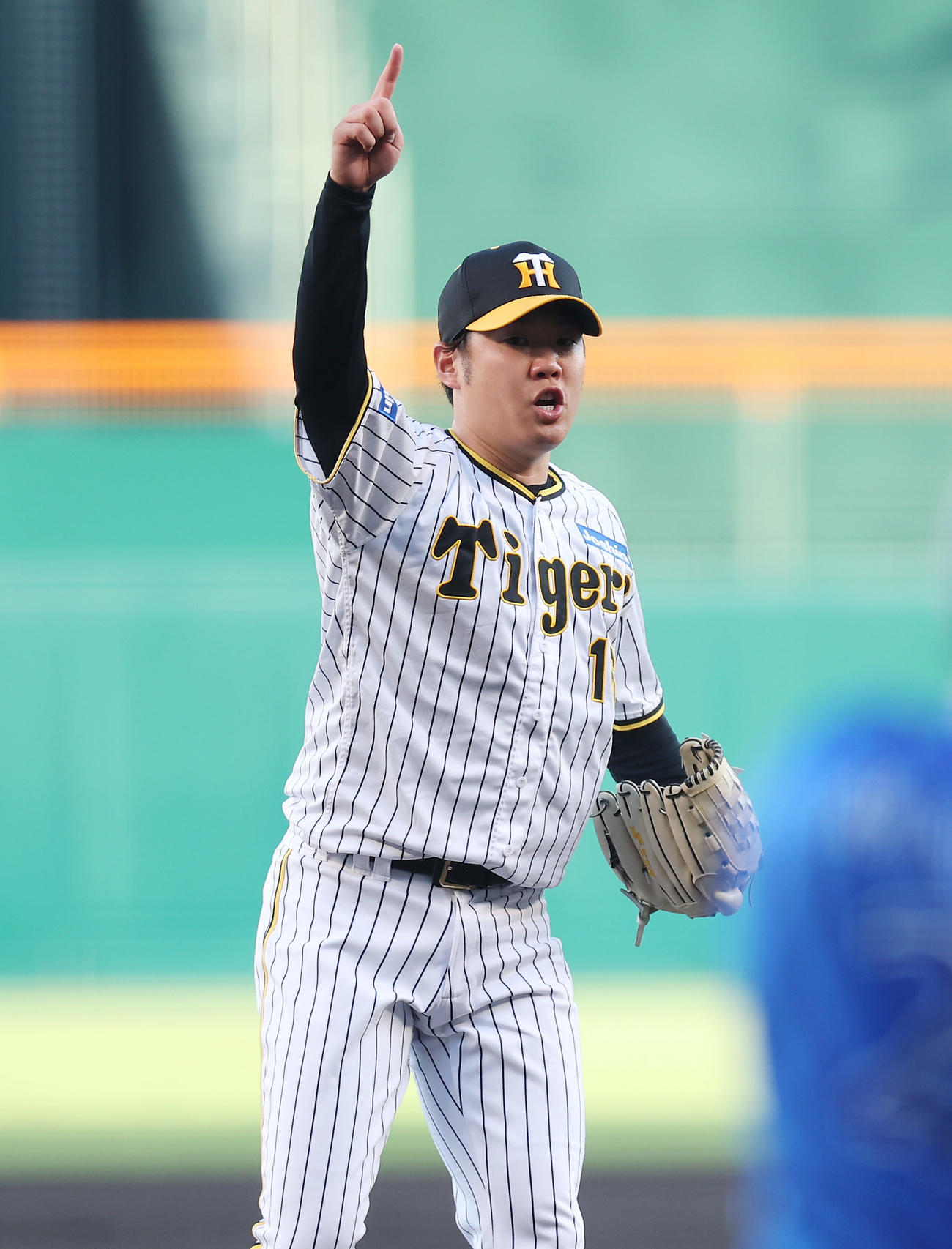阪神対DeNA 1回表DeNA2死一塁、牧のスイングをアピールする西勇（撮影・前田充）