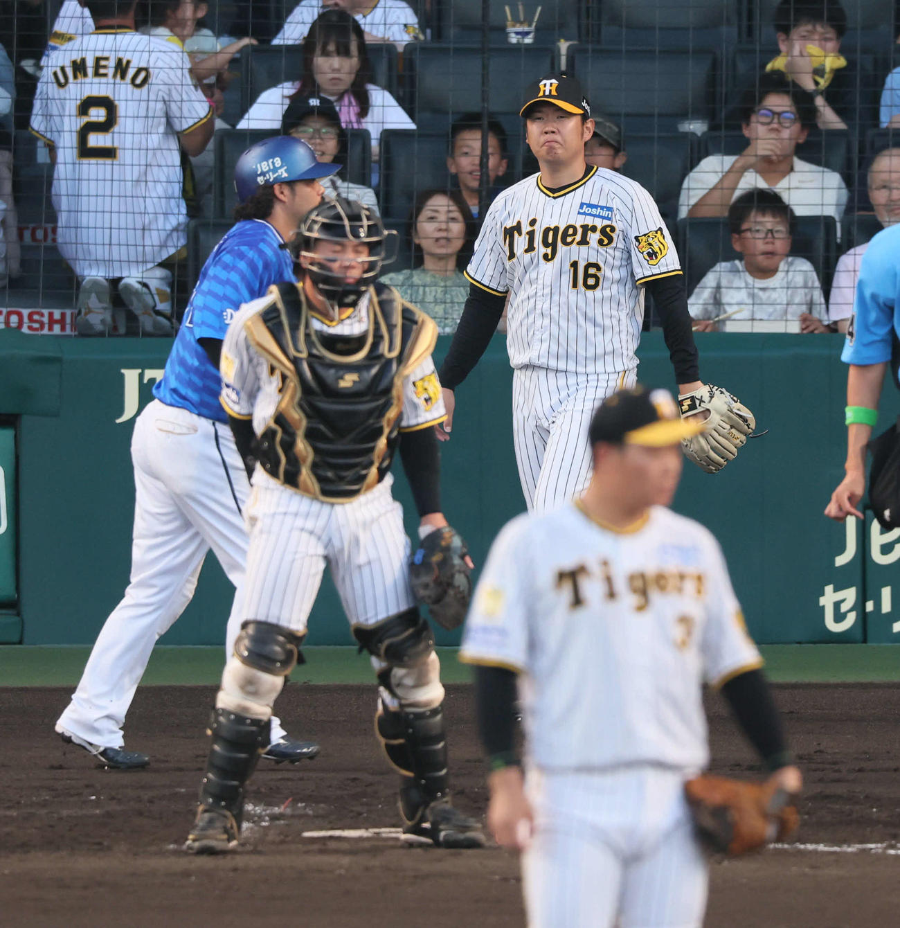 阪神対DeNA 2回表DeNA無死一、二塁、西勇は山本に左翼へ先制適時二塁打を浴びる（撮影・宮崎幸一）