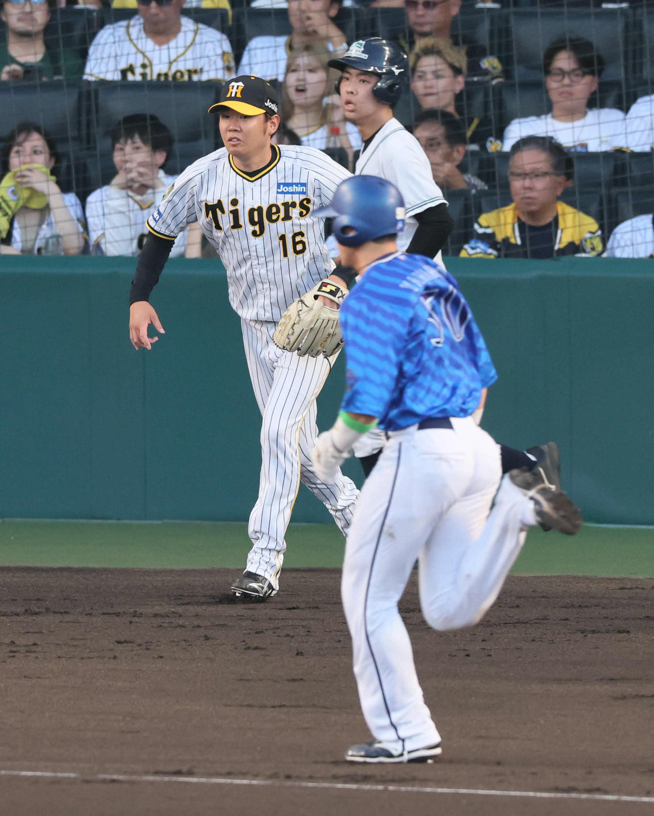阪神対DeNA 2回表DeNA無死二、三塁、西勇は京田に右翼へ2点適時打を（撮影・宮崎幸一）