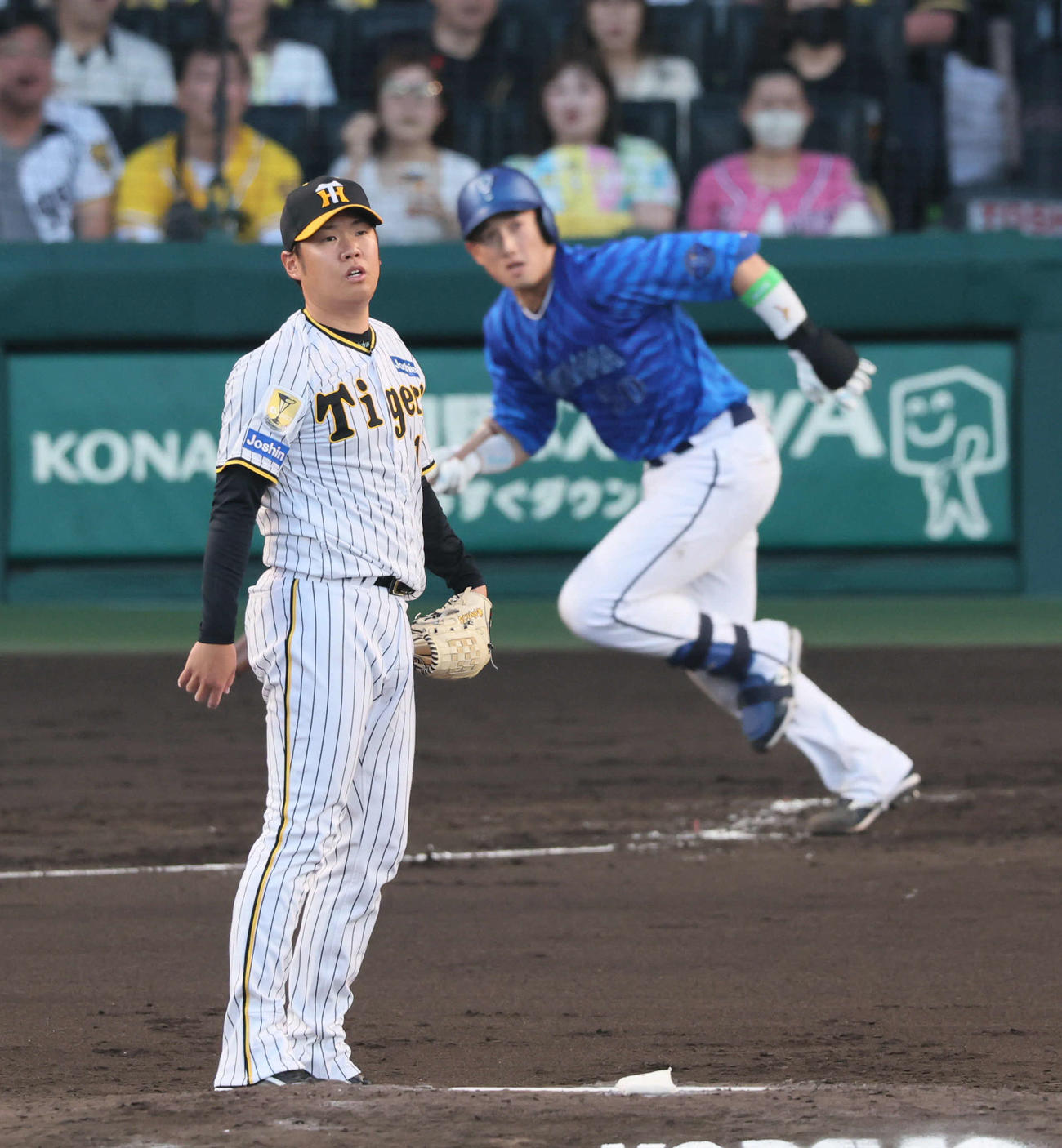 阪神対DeNA 2回表DeNA無死一、二塁、西勇は山本に左翼へ先制適時二塁打を浴びる（撮影・宮崎幸一）