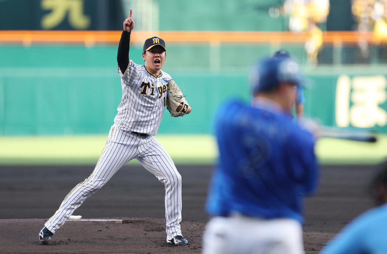 阪神対DeNA 1回表DeNA2死一塁、牧（手前）のスイングをアピールする西勇（撮影・前田充）