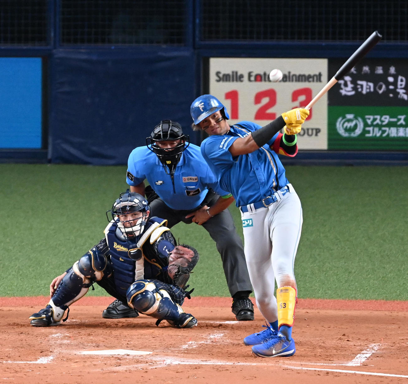 オリックス対日本ハム　5回表日本ハム2死満塁、水谷は中前2点適時打を放つ（撮影・前岡正明）