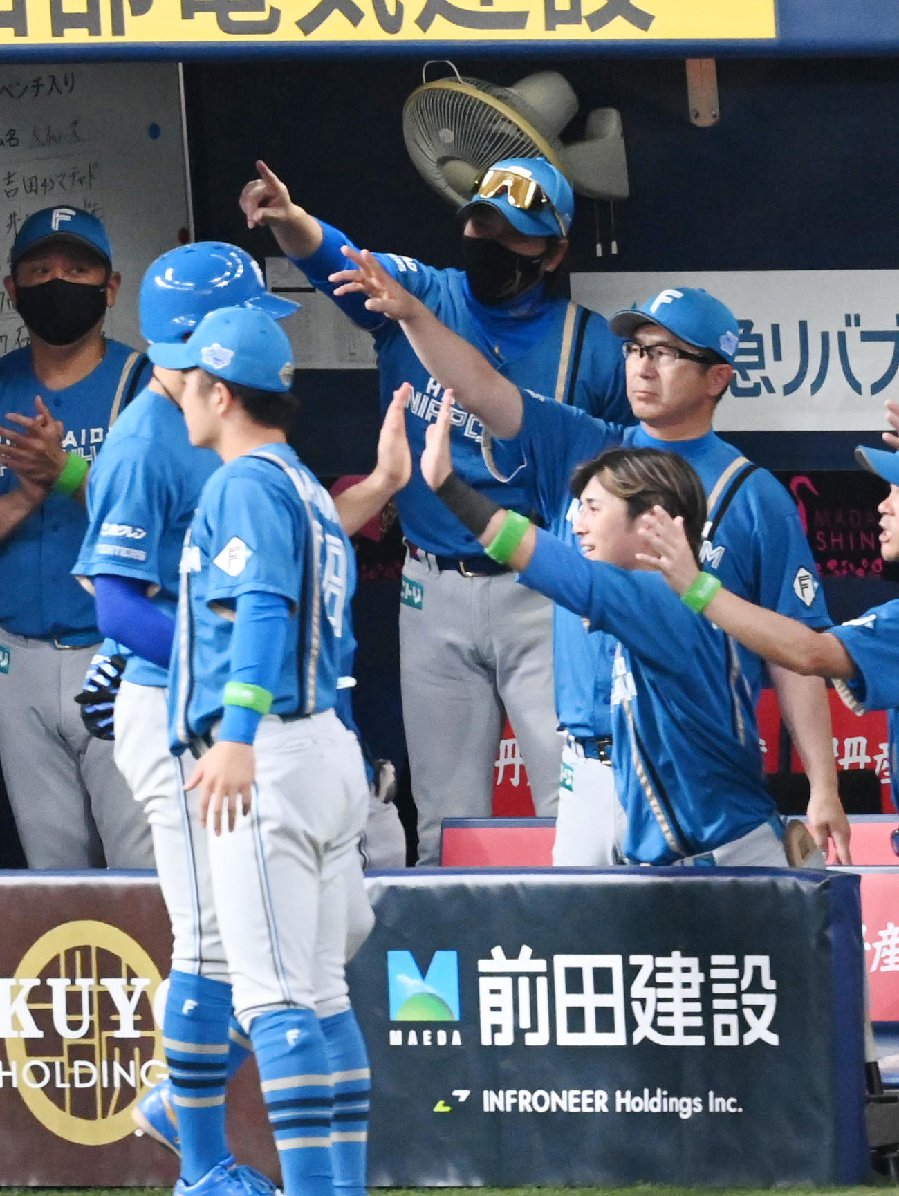 オリックス対日本ハム　5回表日本ハム2死満塁、水谷の中前2点適時打に喜ぶ新庄監督（撮影・前岡正明）