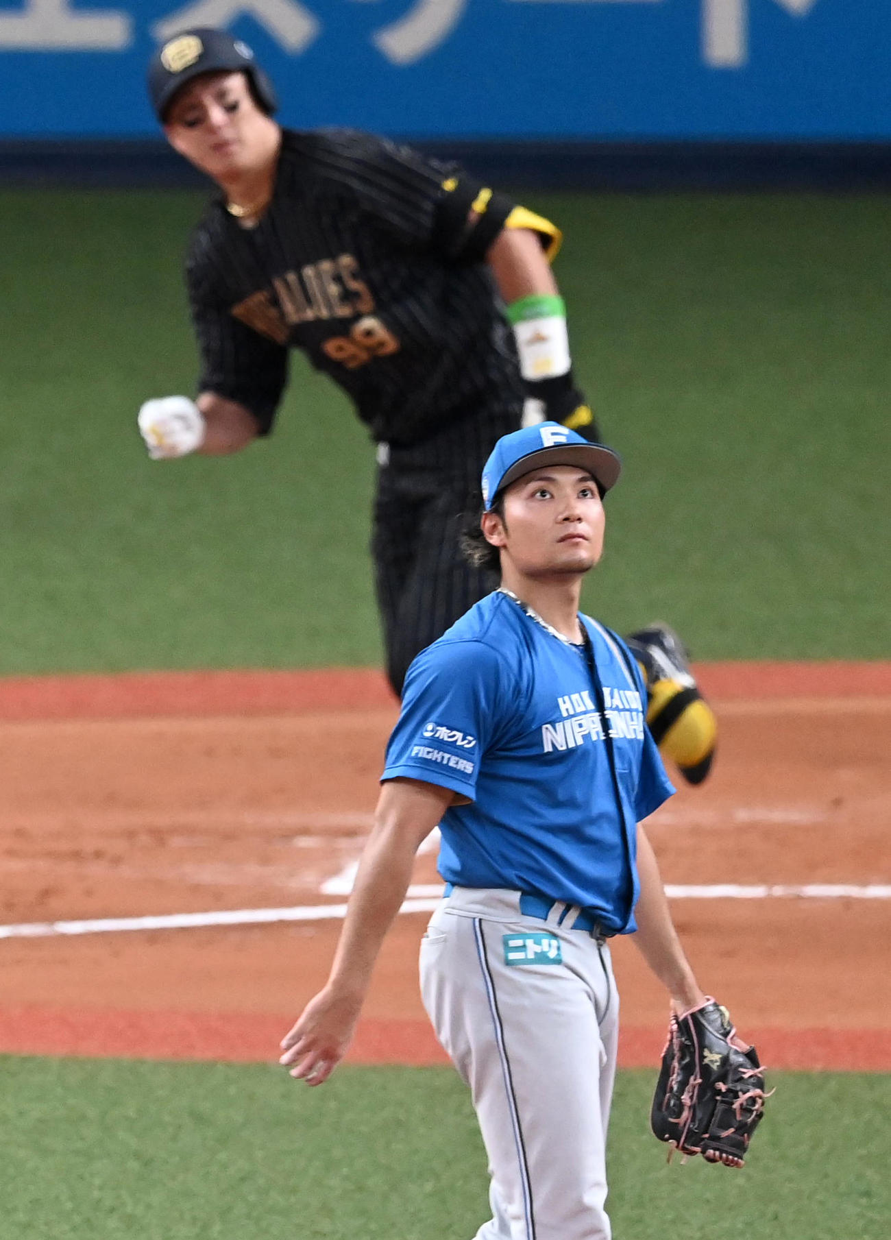 オリックス対日本ハム　6回裏オリックス2死三塁、杉本に左中間へ2点本塁打を打たれた伊藤（撮影・前岡正明）