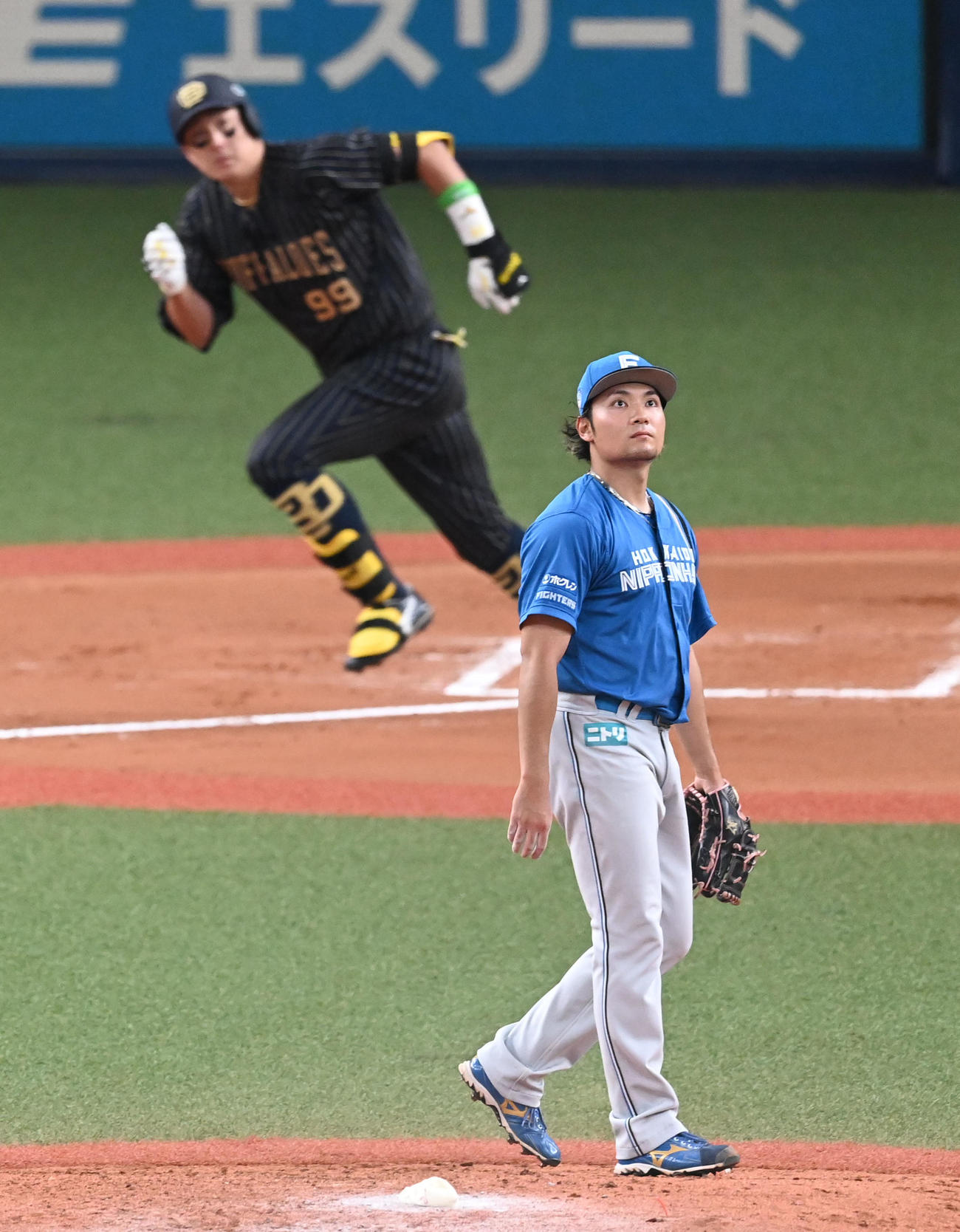 オリックス対日本ハム　6回表オリックス2死三塁、杉本に左中間へ2点本塁打を打たれた伊藤（撮影・前岡正明）