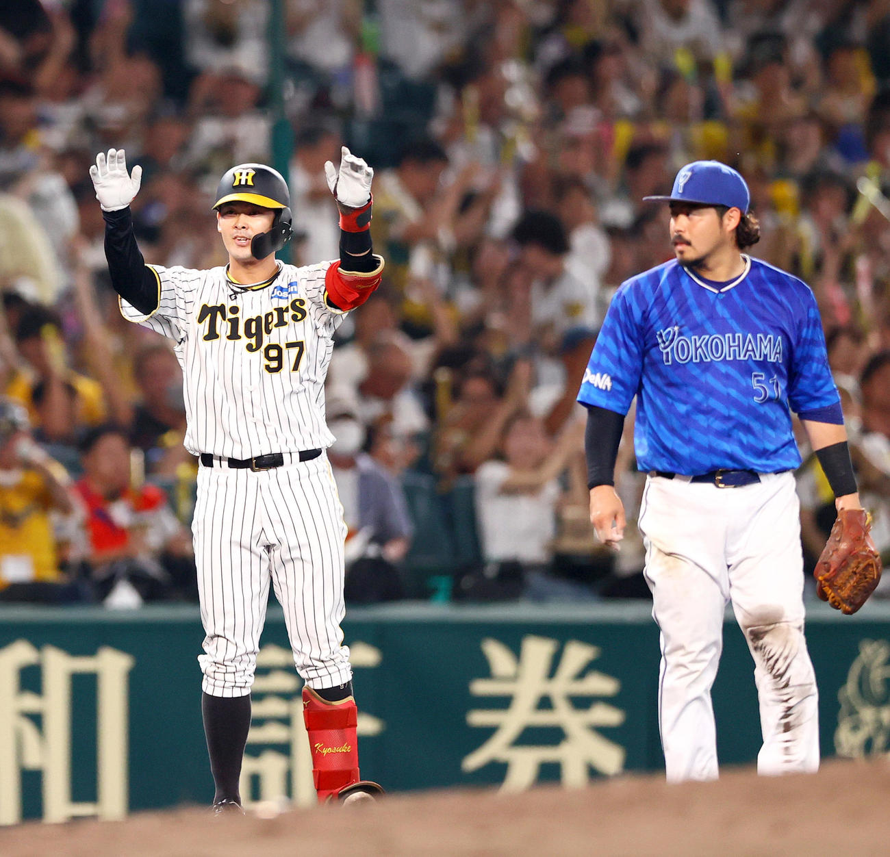 阪神対DeNA 5回裏阪神無死一塁、代打野口（左）は右前打と右翼手度会の後逸で1点を返し三塁で喜ぶ（撮影・上山淳一）