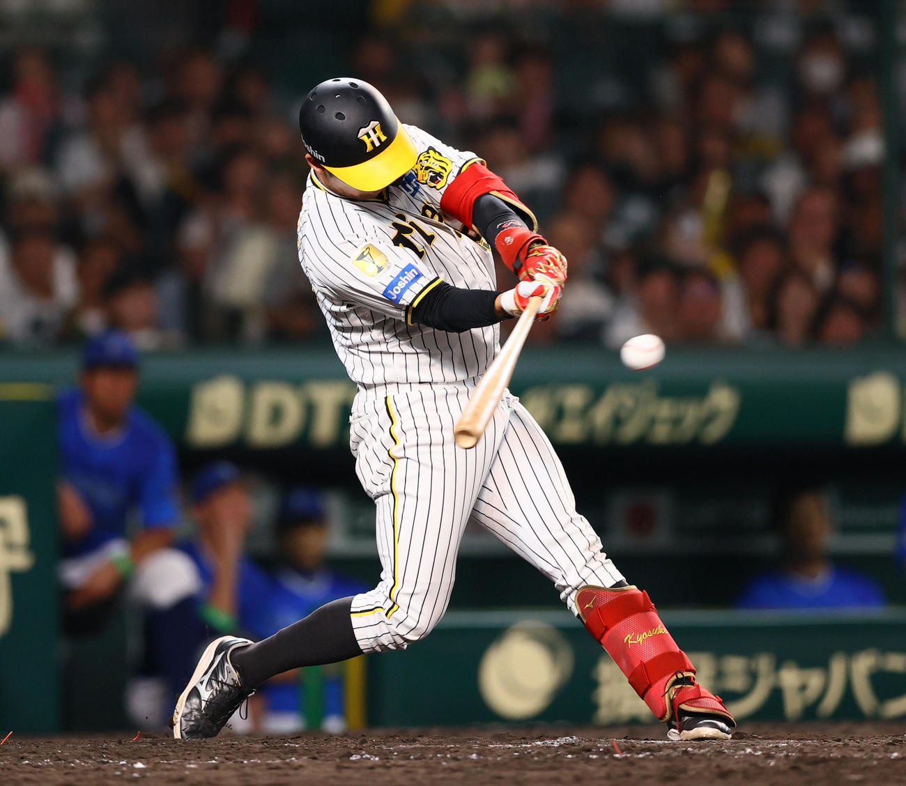 阪神対DeNA 5回裏阪神無死一塁、代打野口は右前打を放つ（撮影・上山淳一）