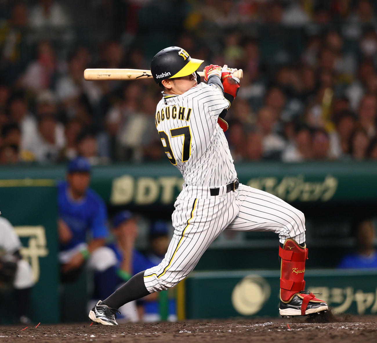 阪神対DeNA 5回裏阪神無死一塁、代打野口は右前打を放つ（撮影・上山淳一）