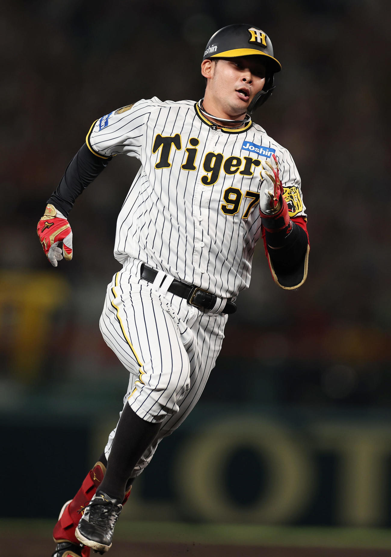 阪神対DeNA 5回裏阪神無死一塁、右前打を放ち、度会の後逸で三塁へ向かう野口（撮影・前田充）