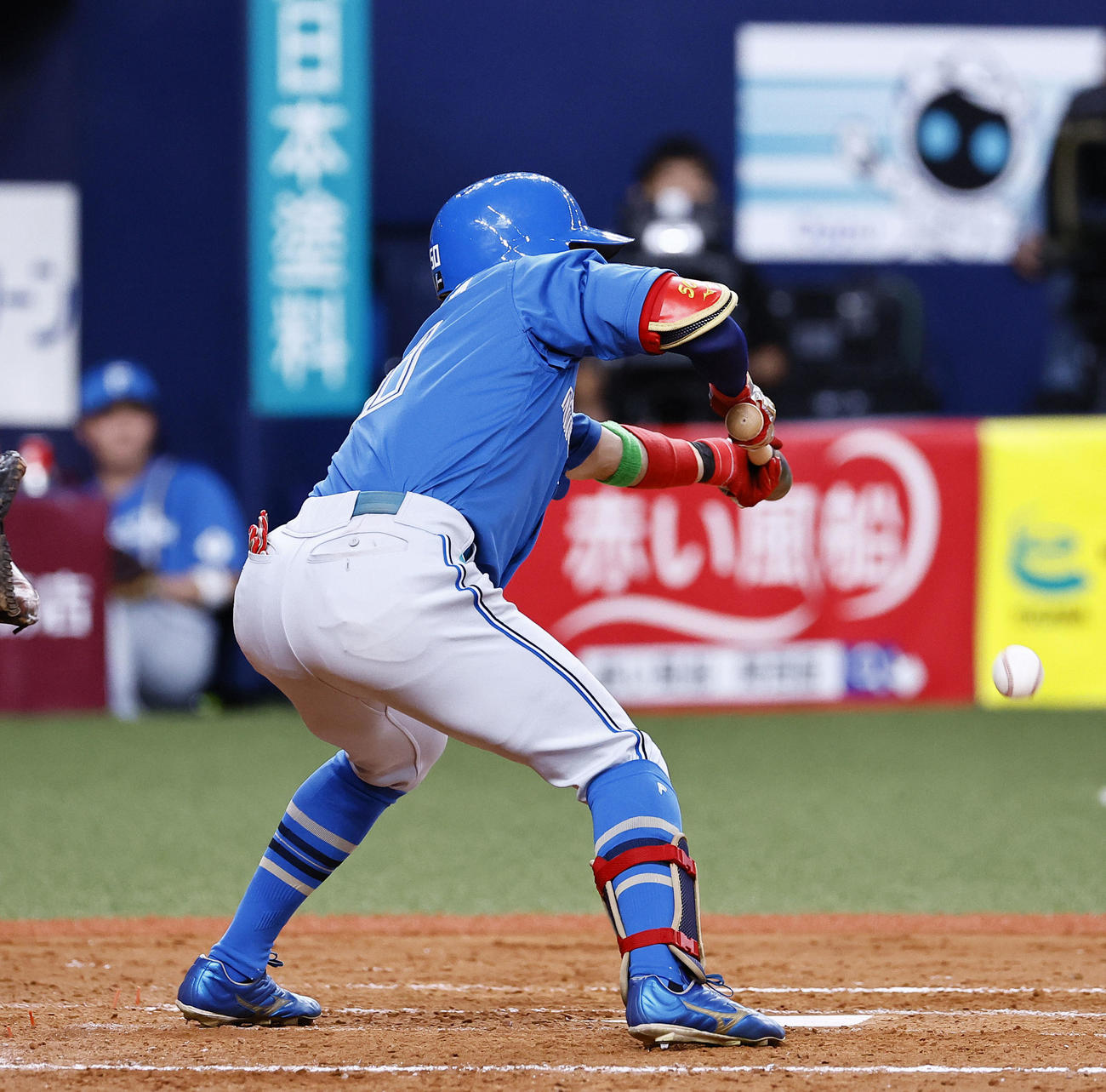 オリックス対日本ハム　5回表日本ハム1死一、三塁、投前にスクイズを決める五十幡。記録は野選（撮影・藤尾明華）