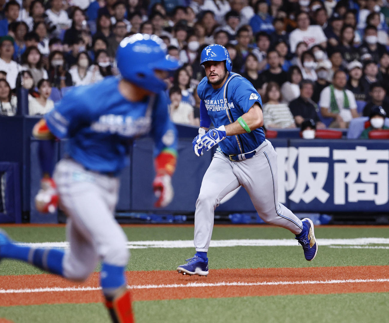 オリックス対日本ハム　5回表日本ハム1死一、三塁、五十幡（左）の投前スクイズでマルティネスが生還する（撮影・藤尾明華）