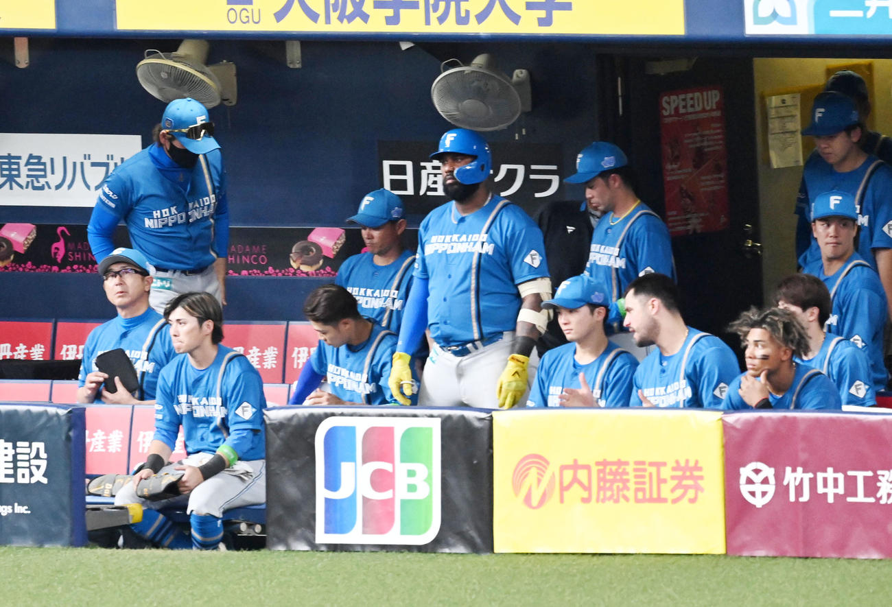 オリックス対日本ハム　オリックスに敗れがっくりと引き揚げる新庄監督（左）（撮影・前岡正明）