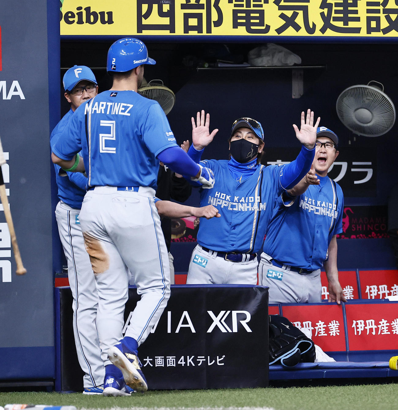 オリックス対日本ハム　5回表日本ハム1死一、三塁、五十幡の投前スクイズで生還したマルティネス（右から2人目）を出迎える新庄監督（撮影・藤尾明華）