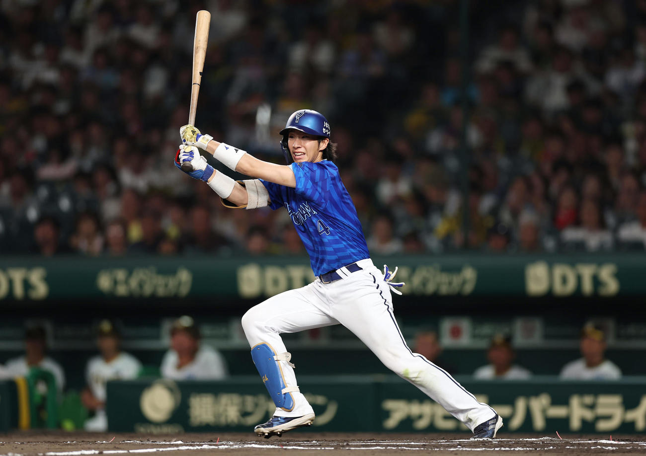 阪神対DeNA 6回表DeNA2死、左前打を放つ度会（撮影・前田充）