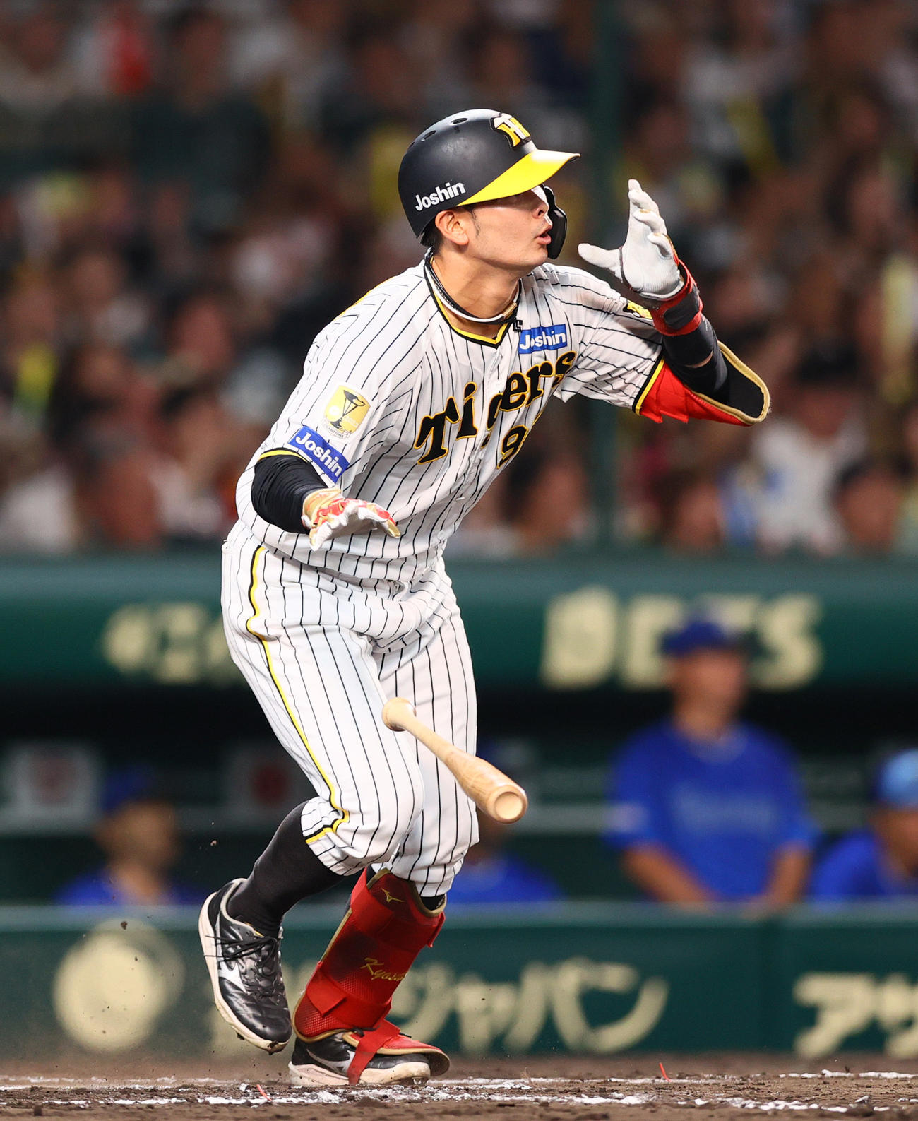 阪神対DeNA　阪神対DeNA 6回裏阪神1死満塁、野口は中飛を放ち犠飛とする（撮影・上山淳一）