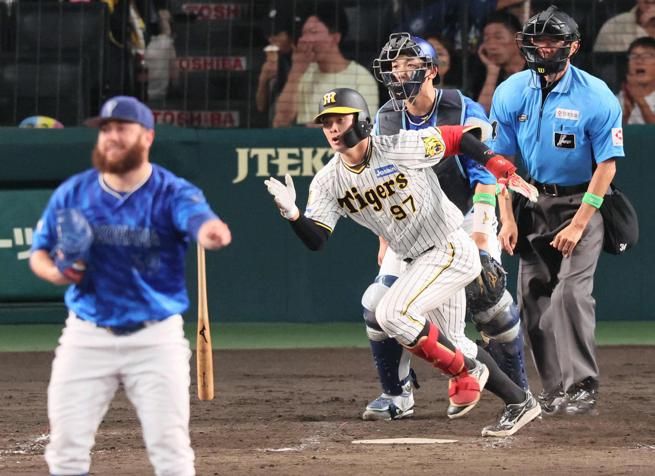 阪神対DeNA 5回裏阪神無死一塁、代打野口恭佑はプロ初安打となる右翼へ打球を放ち、守備が乱れる間に三塁に達し、1点を奪う（撮影・宮崎幸一）