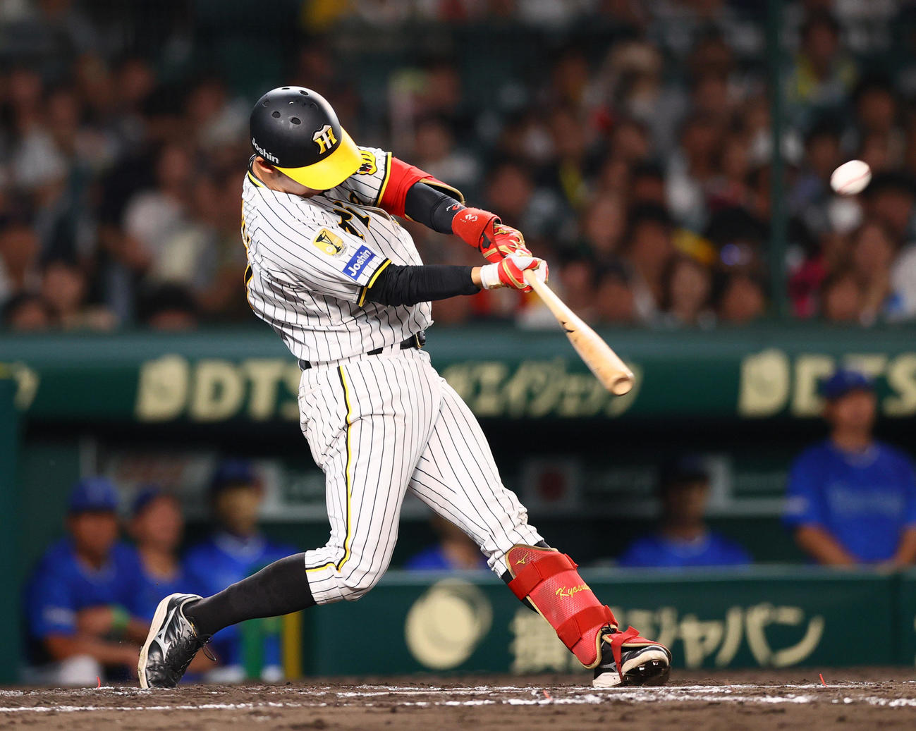 阪神対DeNA　阪神対DeNA 6回裏阪神1死満塁、野口は中飛を放ち犠飛とする（撮影・上山淳一）