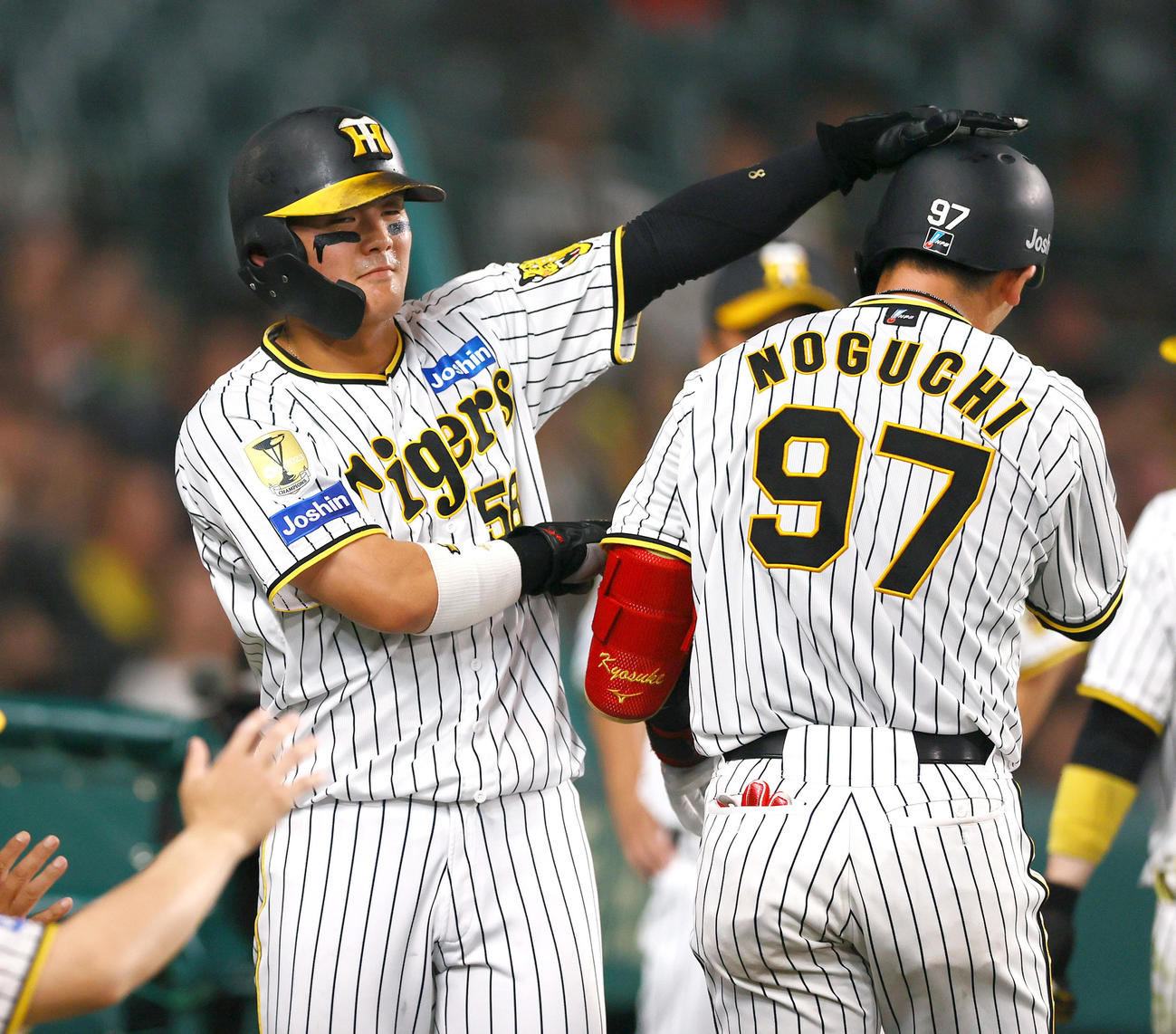 阪神対DeNA　阪神対DeNA 6回裏阪神1死満塁、野口（右）の中犠飛で生還した三走前川は手荒い祝福をする（撮影・上山淳一）