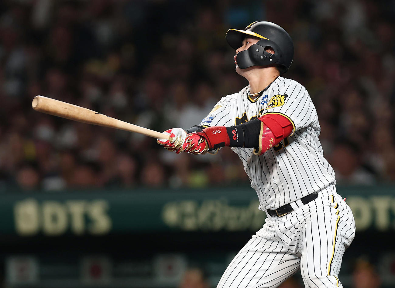 阪神対DeNA 6回裏阪神1死満塁、中犠飛を放つ野口（撮影・前田充）