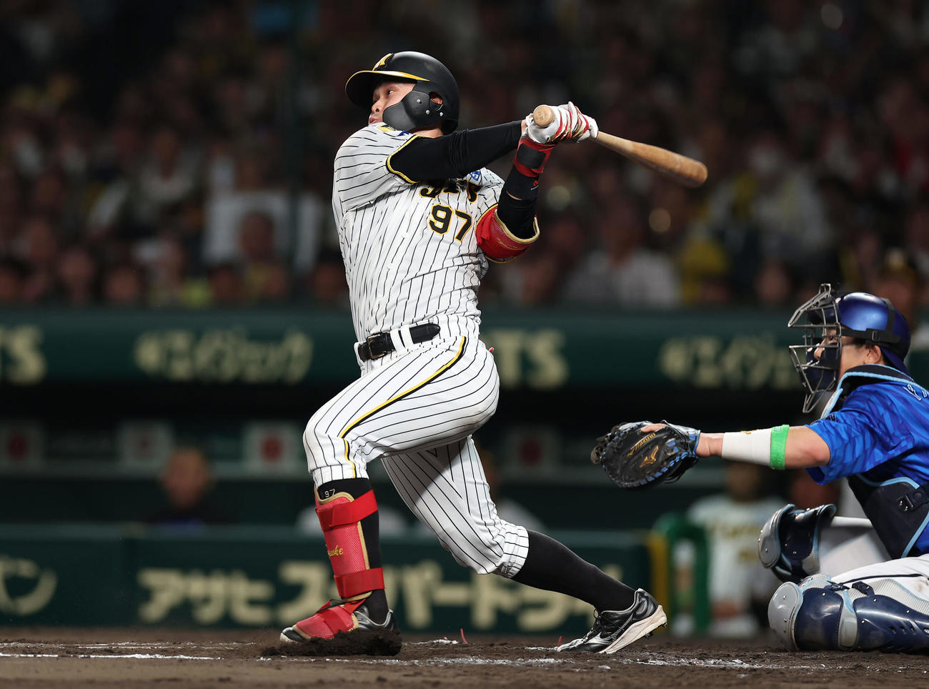 阪神対DeNA 6回裏阪神1死満塁、中犠飛を放つ野口（撮影・前田充）
