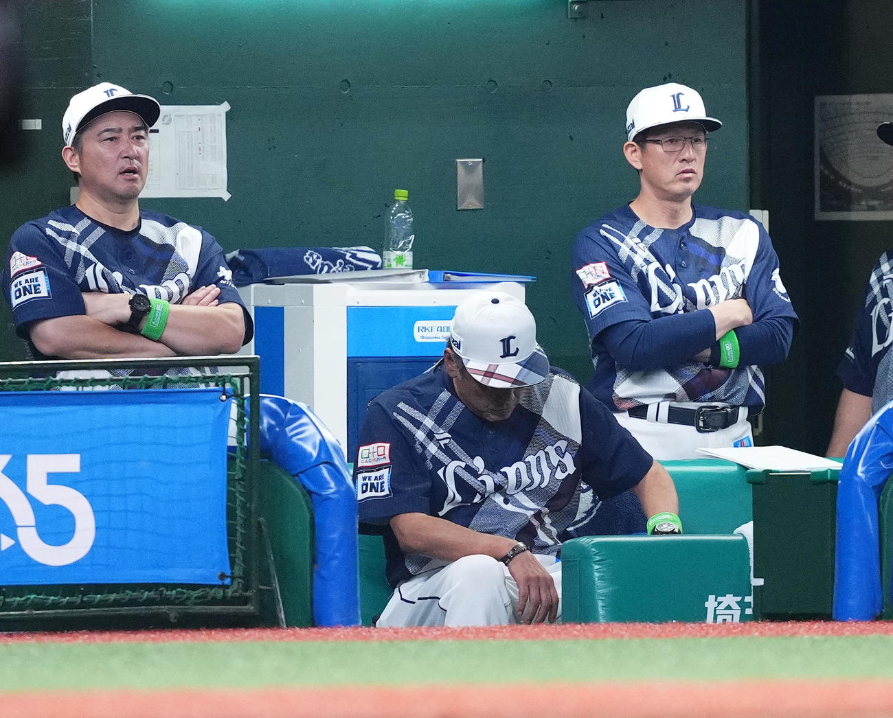 西武対ロッテ　8回、失点にベンチでうなだれる西武渡辺GM兼監督代行（中央）（撮影・菅敏）