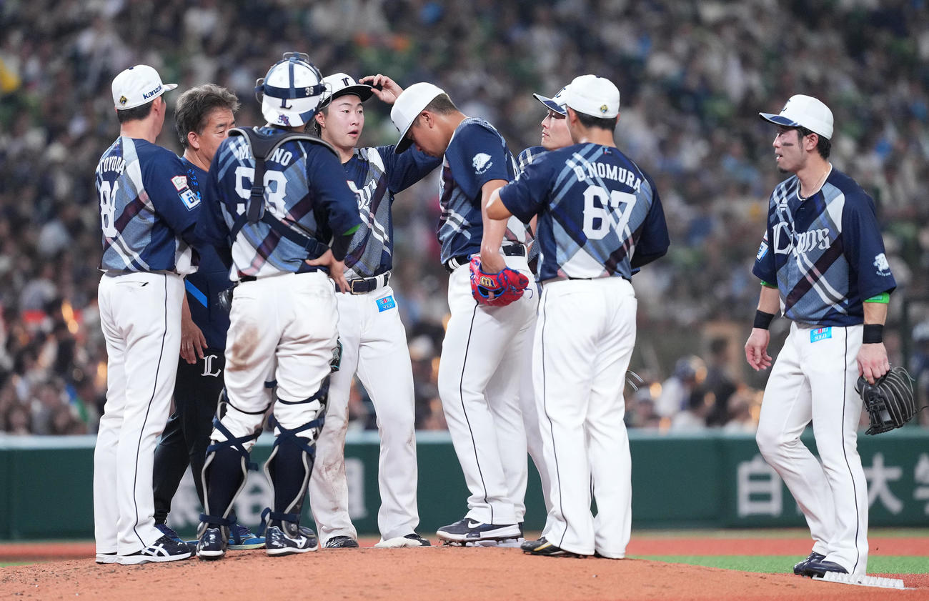 西武対ロッテ　5回途中、降板するボー・タカハシ（中央）に声をかけられる西武ナイン（撮影・菅敏）