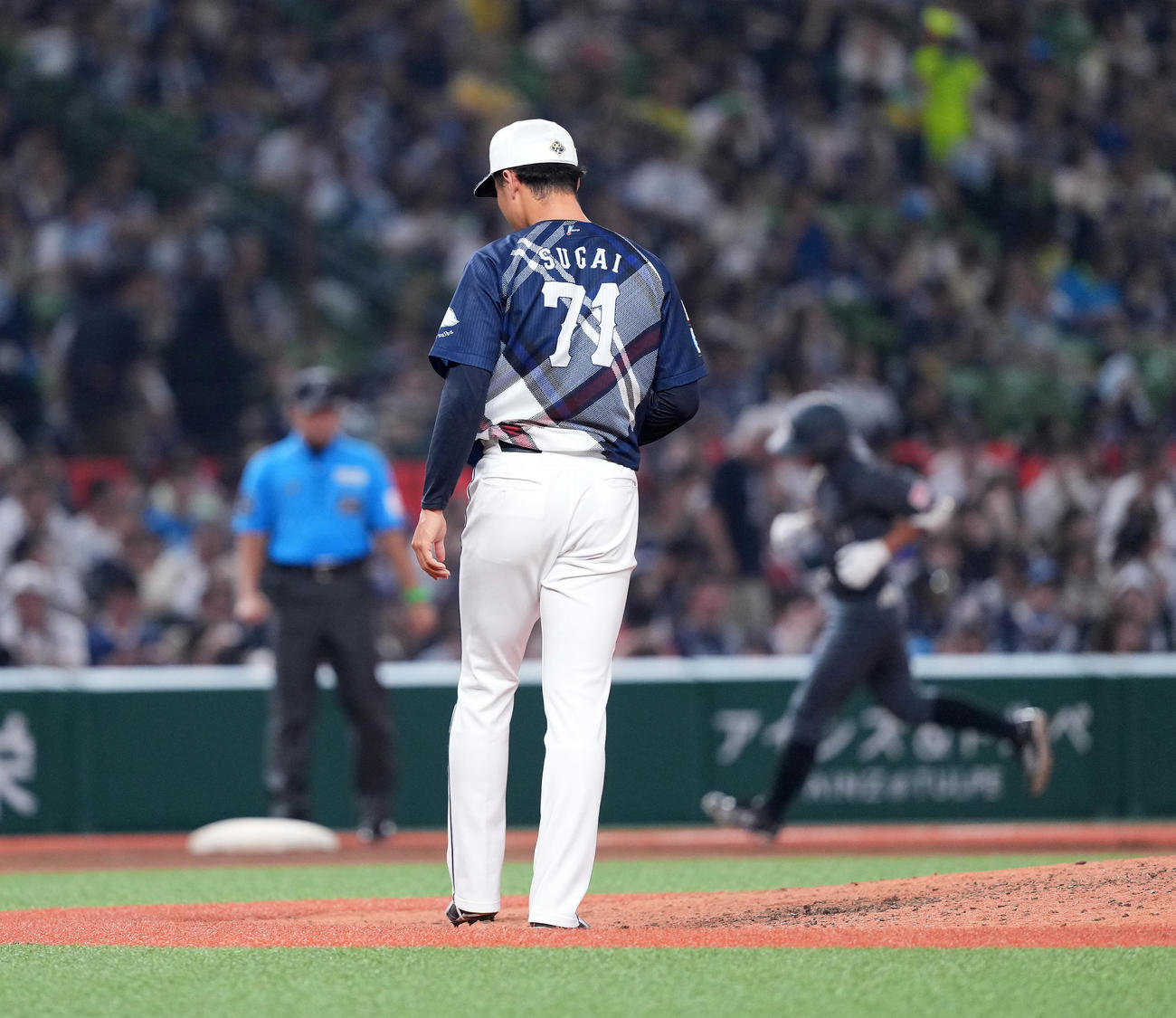 西武対ロッテ　6回表ロッテ無死、荻野（後方）にソロ本塁打を打たれ、肩を落とす菅井（撮影・菅敏）