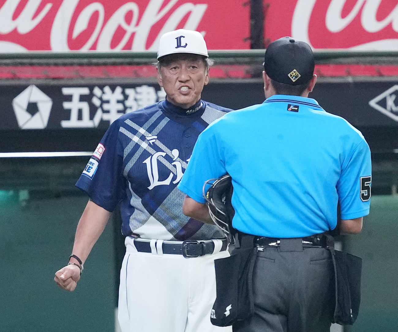 西武対ロッテ　5回途中、球審に交代を告げる西武渡辺GM兼監督代行（左）（撮影・菅敏）