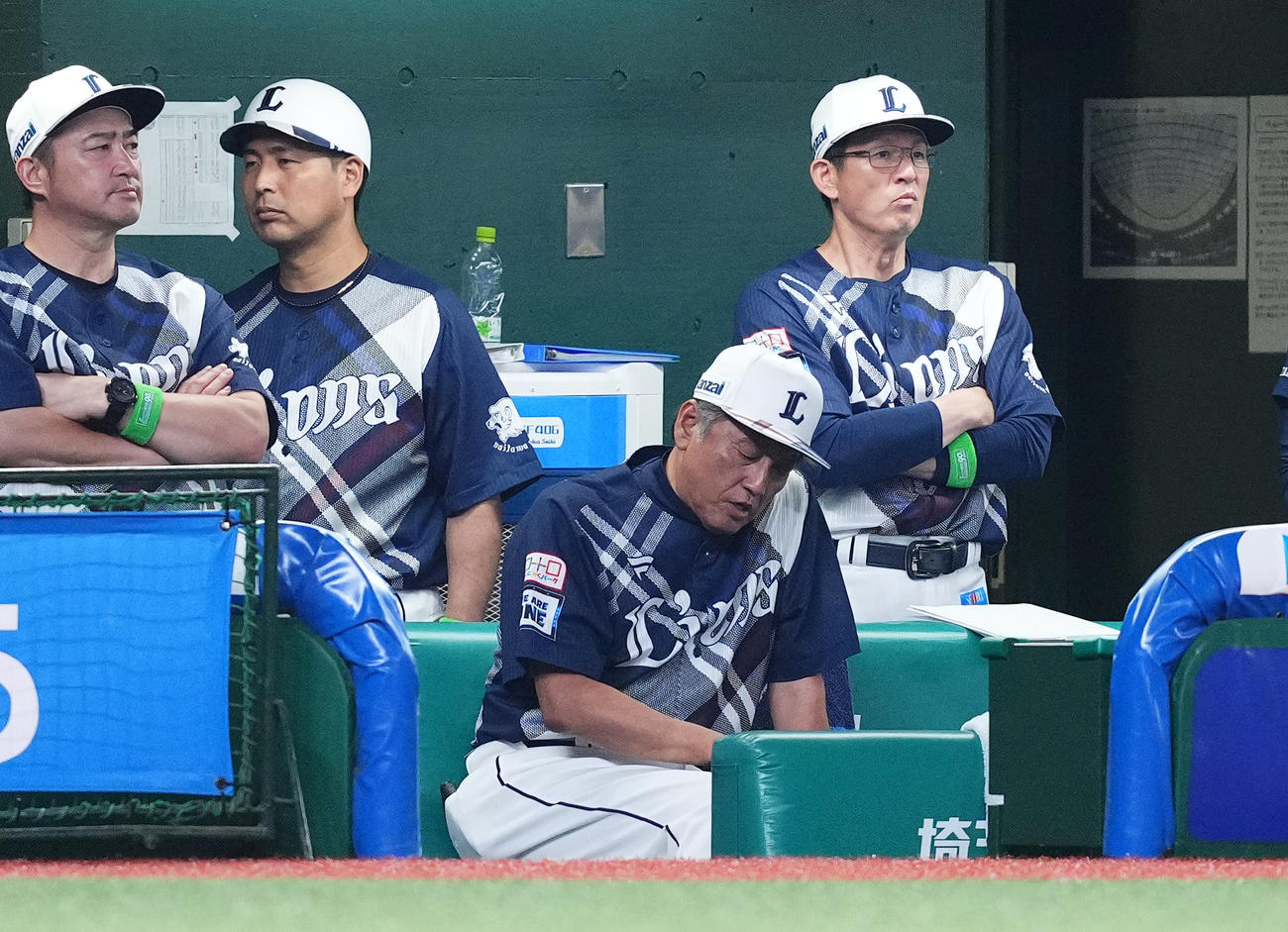 西武対ロッテ　8回、失点にベンチでうなだれる西武渡辺GM兼監督代行（手前）（撮影・菅敏）