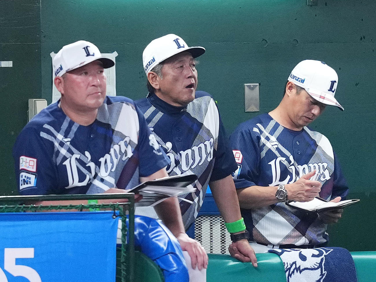 西武対ロッテ　8回、ベンチで浮かない表情を見せる西武渡辺久信GM兼監督代行（中央）（撮影・菅敏）