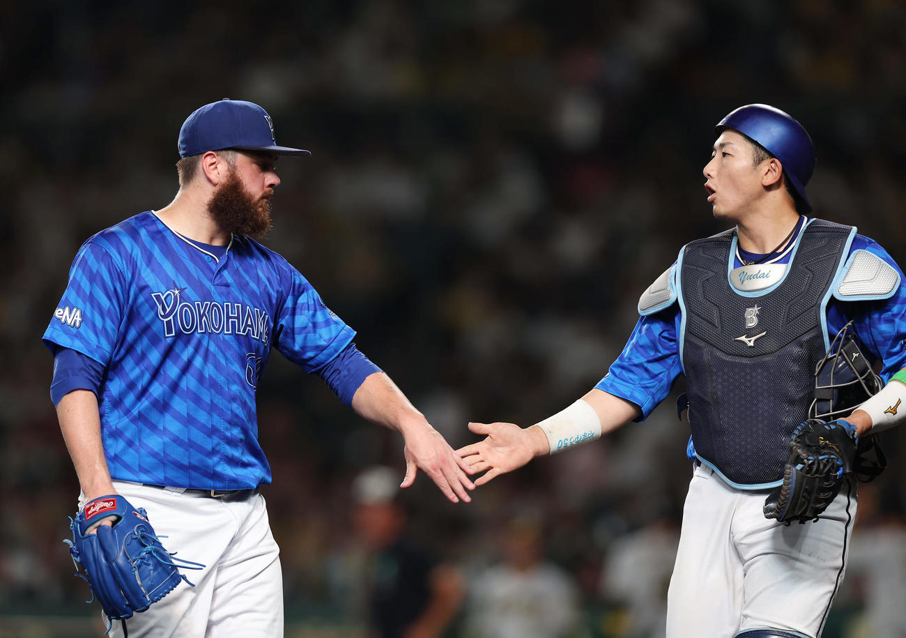 阪神対DeNA 5回裏を投げ終えタッチを交わすDeNAケイ（左）と山本（撮影・前田充）