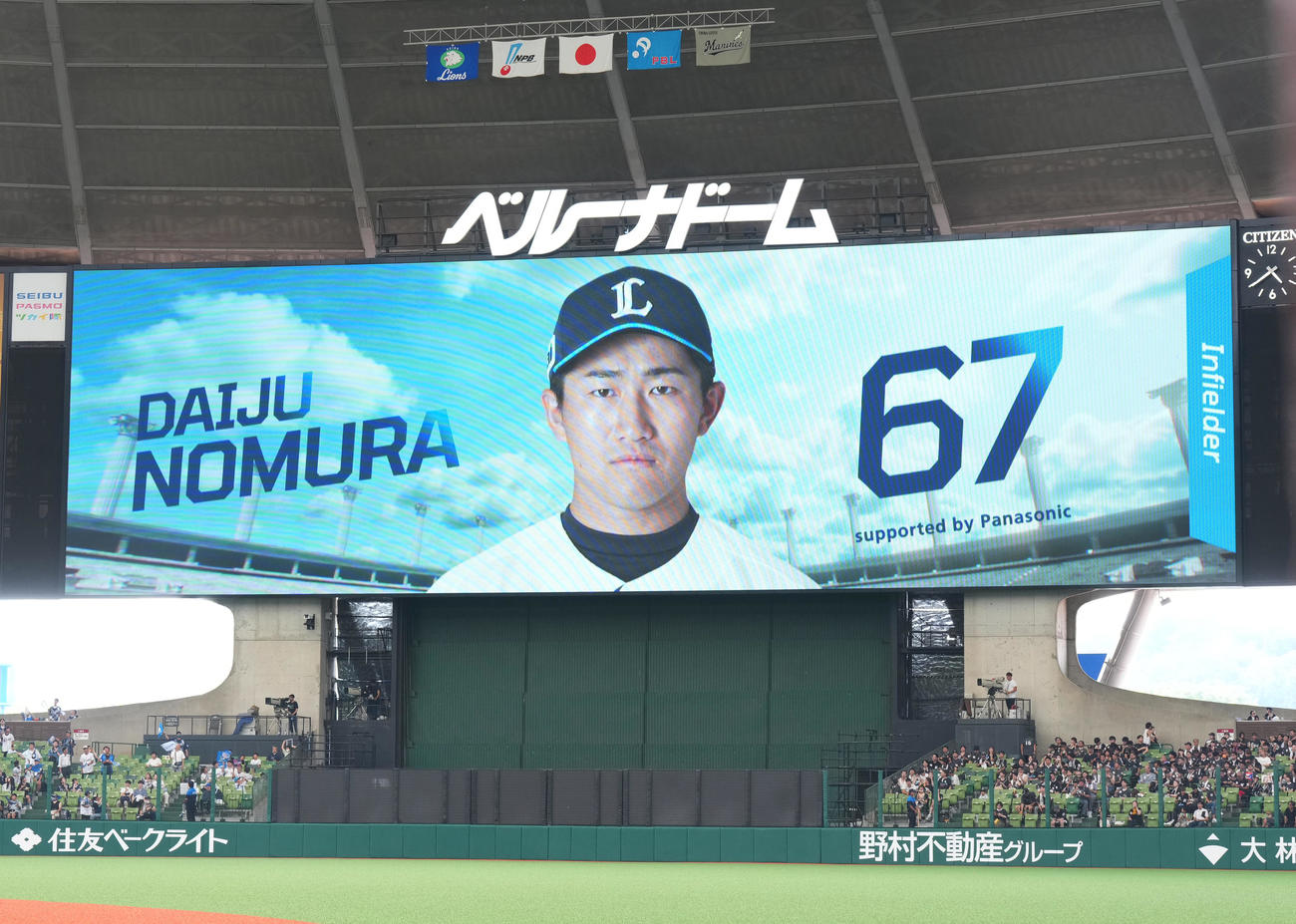 西武対ロッテ　スタメン発表で2番一塁手で紹介される西武野村大（撮影・菅敏）