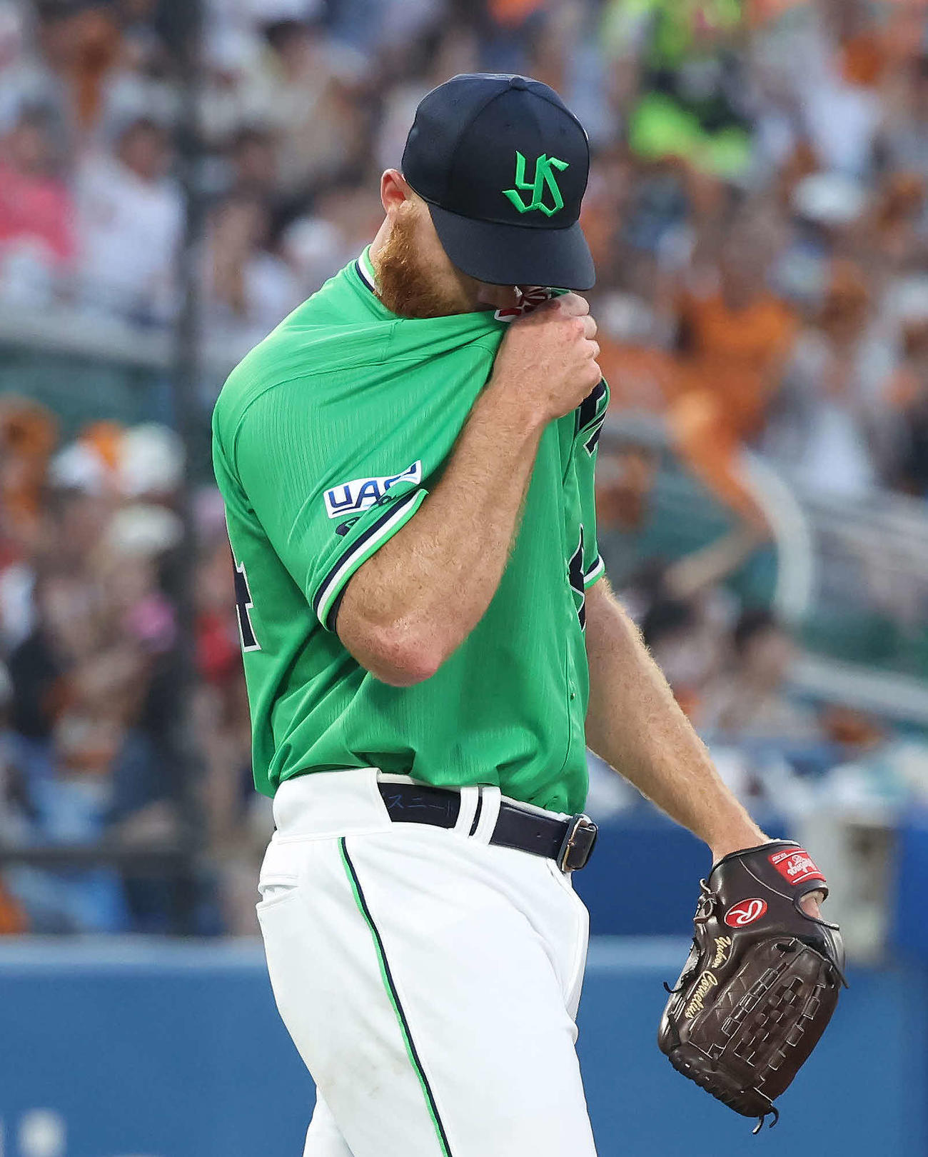 ヤクルト対巨人　2回表巨人2死二塁、岡本に適時二塁打を打たれた先発サイスニード（撮影・丹羽敏通）